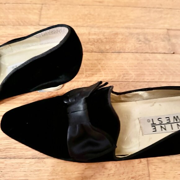 Nine West Black Velvet Heels w/ a bow size 10M - Picture 2 of 10